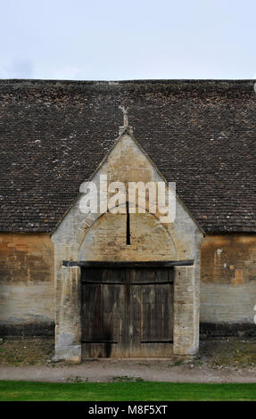 Il XIV secolo sala Tithe Barn vicino al Kennet and Avon canal in Bradford on Avon nel Wiltshire, Inghilterra sudoccidentale Foto Stock