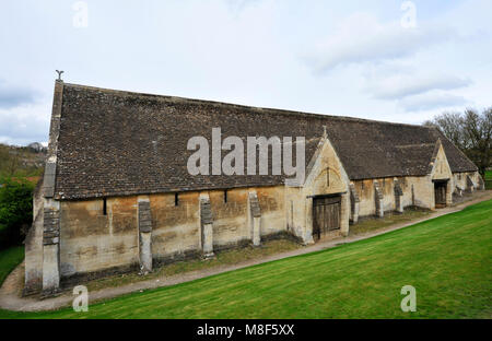 Il XIV secolo sala Tithe Barn vicino al Kennet and Avon canal in Bradford on Avon nel Wiltshire, Inghilterra sudoccidentale Foto Stock