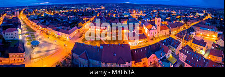 Città di antenna Krizevci panoramica vista notturna, Prigorje regione della Croazia Foto Stock