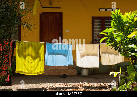 Il lavaggio retro illuminato e appeso al di fuori di una casa in Kerala Backwaters, India. Foto Stock