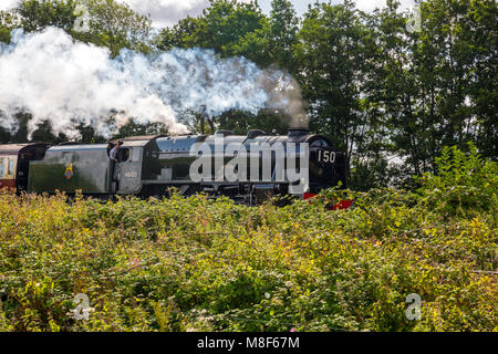 Ex LMS motore a vapore 46100 'Royal Scot' passa il Norton Fitzwarren Rally del vapore in direzione di Cornovaglia con il Royal Ducato treno, Somerset, Inghilterra, Regno Unito Foto Stock