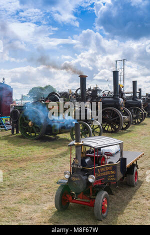 Un display di diverse dimensioni dei motori di trazione e di una miniatura del camion di vapore al 2017 Norton Fitzwarren Rally di vapore, Somerset, Inghilterra, Regno Unito Foto Stock