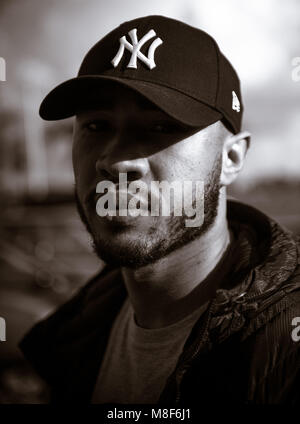 Uomo nero in posa per ritratto Foto Stock