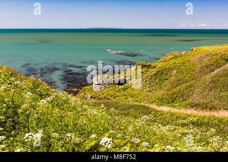 Greencliff spiaggia e vista costiera - guardando verso Lundy Island: Greencliff, vicino a Bideford, Devon, Regno Unito. Foto Stock