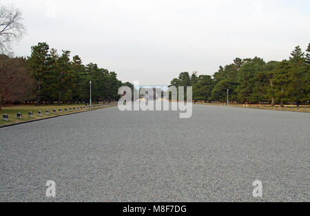 Kyōto-gyoen park, guardando verso Kenreimon porta del Palazzo Imperiale di Kyoto, Kyoto, Honshu, Giappone Foto Stock