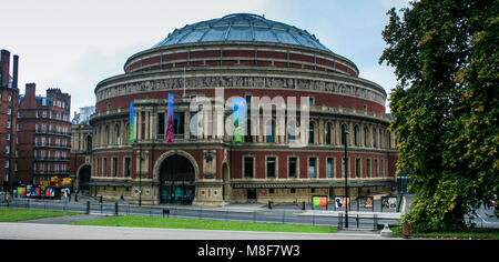 Il Royal Albert Hall, una sala concerti vicino al lago a serpentina in Hyde Park, South Kensington, London, Regno Unito Foto Stock