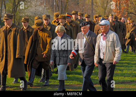 La terza memoria di Kielce marzo alla celebrazione del 76° anniversario del massacro di Katyn (il 1940 massacro di ufficiali polacchi, poliziotti e civili) Foto Stock