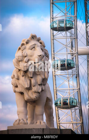 La South Bank Lion con British Airways London Eye London REGNO UNITO Foto Stock
