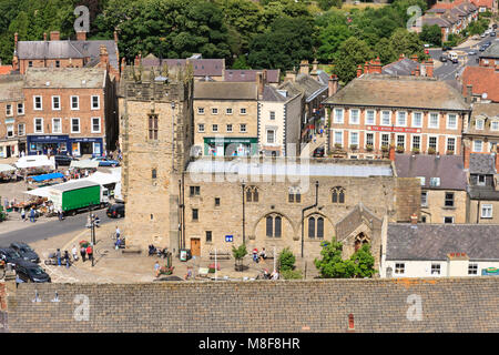 Richmond dal castello di continuare a guardare oltre la piazza del mercato di Richmond North Yorkshire, Inghilterra Foto Stock