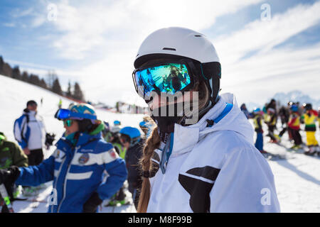 Ritratto di un giovane sciatore pronto per la lezione di sci con il suo istruttore, Mont'Elmo, San Candido. Italia Foto Stock