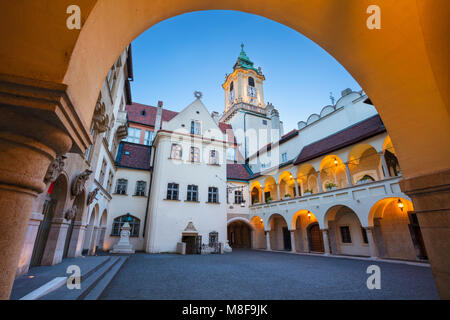 Il vecchio municipio di Bratislava. Immagine di Palazzi del Municipio e Torre dell'orologio di piazza di città in città vecchia di Bratislava, in Slovacchia. Foto Stock