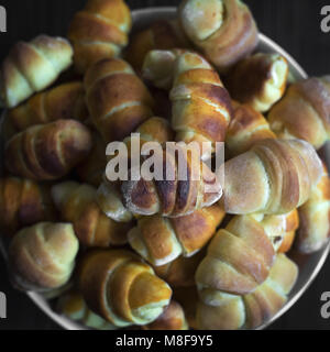 Mini croissant ripieni di formaggio nel cestello dall'alto,fuoco selettivo Foto Stock