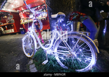 Zagabria, Croazia - Dicembre 13th, 2017: tempo di Avvento nel centro della città di Zagreb, Croazia. Illuminata la decorazione in bicicletta sul lungomare Strossmayer in caffe Foto Stock