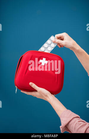 Come ottenere un pillole dal kit di primo soccorso Foto Stock