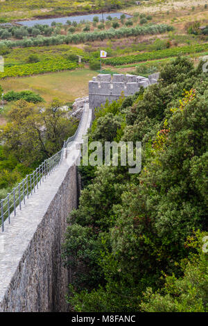 Possenti mura e torri in tutta la penisola, la vista della città di Ston sulla penisola di Peljesac in croato Dalmazia Meridionale Foto Stock