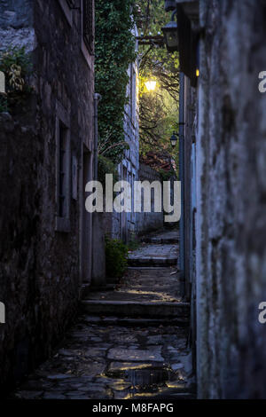 Vista notturna delle antiche stradine di Orebic sulla penisola di Peljesac in croato Dalmazia Meridionale Foto Stock