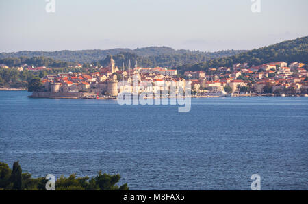 Vista del pittoresco e storico porto fortificato città di Korcula nel mare Adriatico Foto Stock