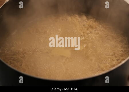 Ramen è un piatto giapponese. Esso consiste di Cinese-stile spaghetti di frumento è servita in una carne o pesce brodo, spesso aromatizzato con salsa di soia o miso, e utilizza condimenti come il maiale affettato, alghe secche, menma e le cipolle verdi Foto Stock