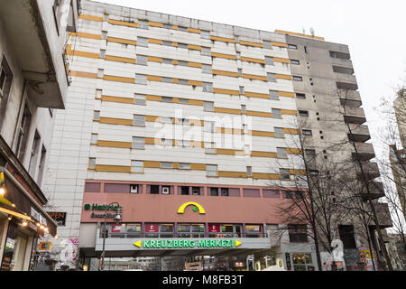 Berlino, Germania - 16 dicembre 2017: edificio con Kreuzberg Merkezi (centro) cartello in Kottbusser Tor dove gran numero di immigrati turchi liv Foto Stock