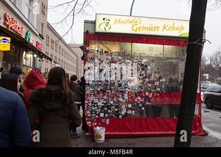 Berlino, Germania - 16 dicembre 2017: coda di gente di fronte Mustafas Gemuse Kebap dove uno dei più populer cibo di strada nella città di Berlino. Foto Stock