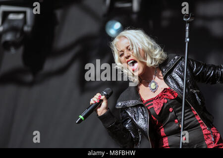 La pop star Amelia Lilly suona presso un festival di musica d'estate nel Regno Unito Foto Stock