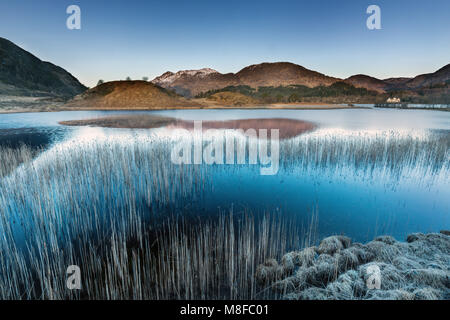 Loch Shiel in mattina presto da vicino Glenfinnan monumento, Glenfinnan, Lochabar, Highlands scozzesi, Scotland, Regno Unito Foto Stock