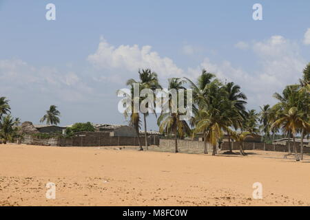 Case di paglia in tra palme sulla spiaggia Foto Stock