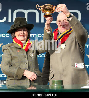 I proprietari Anna e Garth Ginestra sollevare il trofeo dopo il loro cavallo fiume nativo vince il Timico Cheltenham Gold Cup durante la Gold Cup giorno del 2018 Cheltenham Festival a Cheltenham Racecourse. Foto Stock