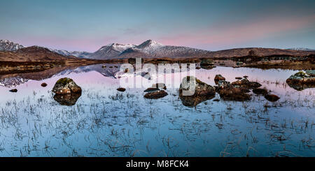 Un chiaro ancora mattina su Rannoch Moor, Highlands scozzesi, Regno Unito Foto Stock