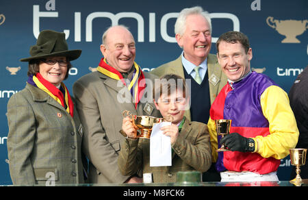 I proprietari Anna e Garth scopa con jockey Richard Johnson (a destra) e il trofeo dopo il fiume nativo vince il Timico Cheltenham Gold Cup durante la Gold Cup giorno del 2018 Cheltenham Festival a Cheltenham Racecourse. Foto Stock