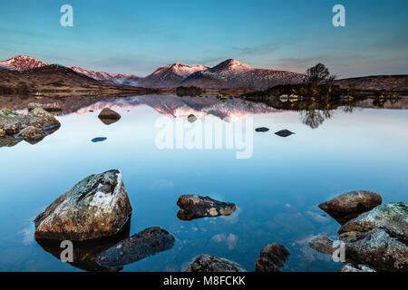 Un chiaro ancora mattina su Rannoch Moor, Highlands scozzesi, Regno Unito Foto Stock