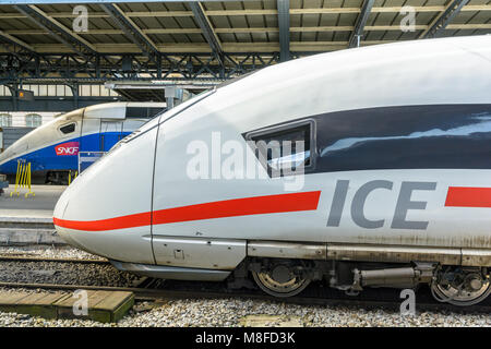 An ICE bullet train from german company Deutsche Bahn in Paris Gare de l'Est train station and a TGV Duplex bullet train from french company SNCF. Foto Stock