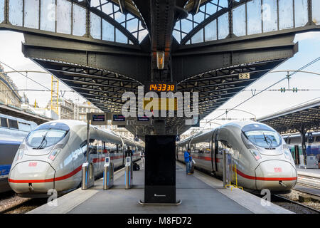 Due terzi di ghiaccio di generazione (classe 407) Treni ad alta velocità dalla società tedesca Deutsche Bahn sosta su una piattaforma a Parigi alla Gare de l'Est stazione ferroviaria Foto Stock