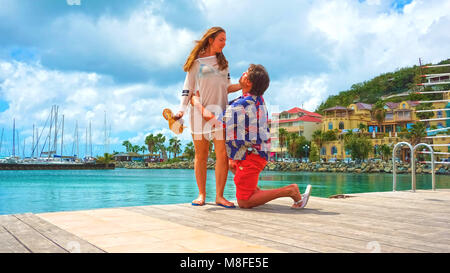 Marigot, Sint Maarten - 14 Maggio 2016: l'amore giovane a Marigot città, San Martino Isola Foto Stock