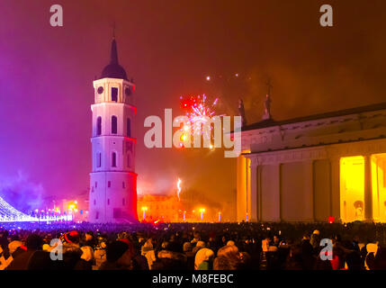 Vilnius, Lituania - 01 Gennaio 2017: Il principale fuochi d' artificio in Lituania nell anno nuovo Foto Stock