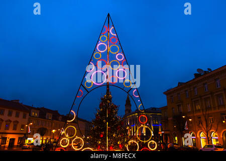 VIlnius, Lituania - 01 Gennaio 2017: persone sconosciute andare lungo street nella Città Vecchia di Vilnius, Lituania Foto Stock