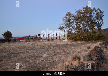 Campi di Castilla Leon come sfondo abbiamo le lame di una macchina per l'aratura. Paesaggi di macchinari agricoli Travel Ottobre 21, 2017. Becerril Foto Stock