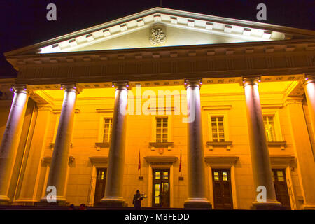 VIlnius, Lituania - 04 Gennaio 2017: Town Hall Square nella Città Vecchia di notte di Vilnius, Lituania Foto Stock