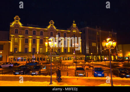 VIlnius, Lituania - 05 Gennaio 2017: persone sconosciute andare lungo street nella Città Vecchia di Vilnius, Lituania Foto Stock