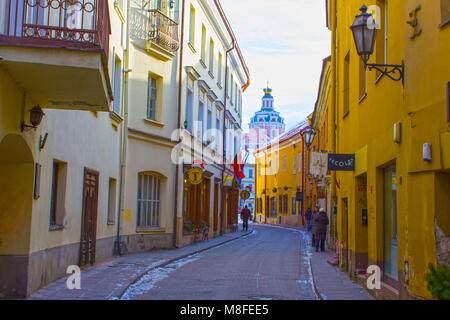 VIlnius, Lituania - 05 Gennaio 2017: persone sconosciute andare lungo street nella Città Vecchia di Vilnius, Lituania Foto Stock