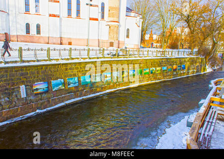 VIlnius, Lituania - 05 Gennaio 2017: Vilnele fiume che fluisce oltre il quartiere di Uzupis, un quartiere di Vilnius, Lituania, situato in Vilnius' old town Foto Stock