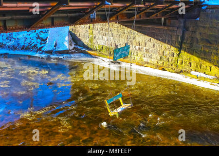 VIlnius Lituania - Gennaio 06, 2017: Vilnele fiume che fluisce oltre il quartiere di Uzupis, un quartiere di Vilnius, Lituania, situato in Vilnius' old town Foto Stock