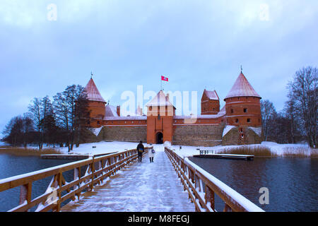 Trakai, Lituania - 04 Gennaio 2017: il Castello di Trakai in inverno Foto Stock