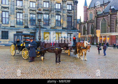 Amsterdam, Paesi Bassi - 14 dicembre 2017: vista di una carrozza con cavalli e gli edifici storici di Amsterdam Foto Stock