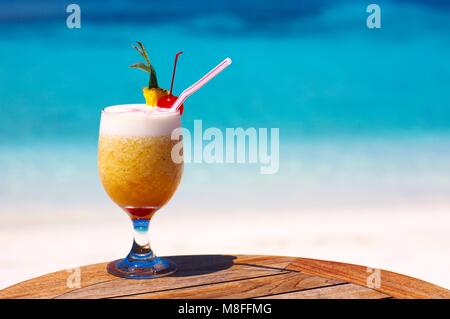 Bocal di cocktail di frutta su un tavolo in spiaggia Foto Stock