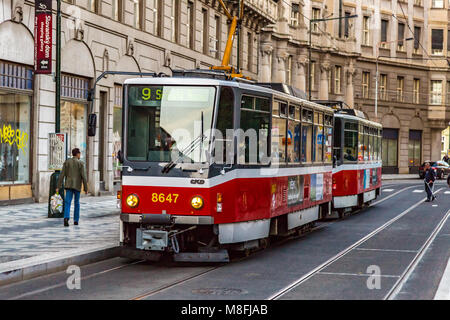 Praga, Repubblica Ceca - 25 agosto 2014: il tram si muove nella strada del centro storico di Praga Foto Stock