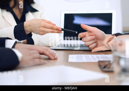 Business donna dando una penna per imprenditore pronto a firmare il contratto. Comunicazione di successo alla riunione o negoziazione Foto Stock