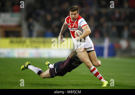 St Helens' Mark Percivalis affrontato da Leeds rinoceronti Richie Myler, durante la Betfred Super League match al totalmente Wicked Stadium, St Helens. Foto Stock