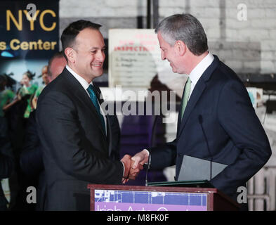 Taoiseach Leo Varadkar è unita dal sindaco di New York Bill de Blasio come egli annuncia $2,52 m in ulteriori Governo irlandese finanziamenti per l'Irish Arts Center di Hells Kitchen di New York. Foto Stock