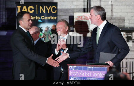 Taoiseach Leo Varadkar è unita dal sindaco di New York Bill de Blasio come egli annuncia $2,52 m in ulteriori Governo irlandese finanziamenti per l'Irish Arts Center di Hells Kitchen di New York. Foto Stock